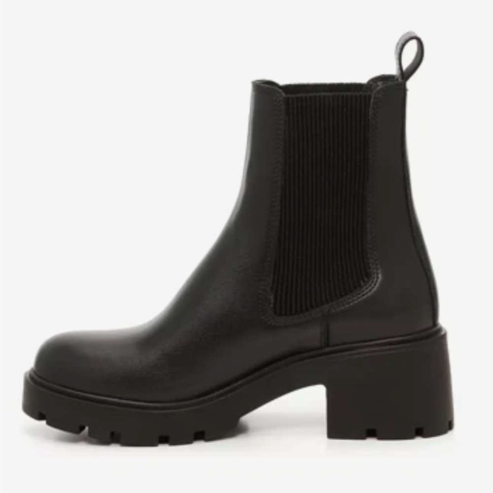 Steve Madden Honored Chelsea Bootie Size 6.5